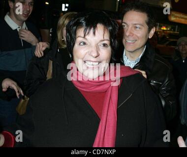28. Oktober 2004 - New York, New York, US - K40178RM. LIZA MINNELLI unterwegs IN NEW YORK neue York.10/28/2004.  / 2004. (Kredit-Bild: © Rick Mackler/Globe Photos/ZUMAPRESS.com) Stockfoto