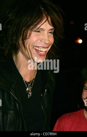 8. November 2004 - New York, New York, US - K39932RM. New York-PREMIERE von "THE POLAR EXPRESS" an der ZIEGFELD THEATER, NEW YORK New York.11/8/2004.  / 2004..STEVEN TYLER (Kredit-Bild: © Rick Mackler/Globe Photos/ZUMAPRESS.com) Stockfoto