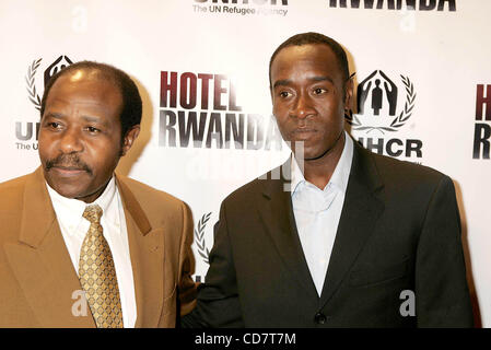 14. November 2004 - New York, New York, US - K40383RM. SPECIAL SCREENING VON.'' HOTEL RUANDA ''... CLEARVIEW BEEKMAN THEATRE, NEW YORK New York... 14.11.2004.  / 20004.DON CHEADLE und PAUL R BAGINA(Credit Image: © Rick Mackler/Globe Photos/ZUMAPRESS.com) Stockfoto