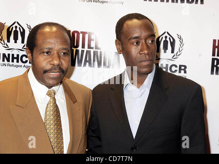 14. November 2004 - New York, New York, US - K40383RM. SPECIAL SCREENING VON.'' HOTEL RUANDA ''... CLEARVIEW BEEKMAN THEATRE, NEW YORK New York... 14.11.2004.  / 20004.DON CHEADLE und PAUL R BAGINA(Credit Image: © Rick Mackler/Globe Photos/ZUMAPRESS.com) Stockfoto