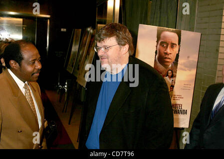 14. November 2004 - New York, New York, US - K40383RM. SPECIAL SCREENING VON.'' HOTEL RUANDA ''... CLEARVIEW BEEKMAN THEATRE, NEW YORK New York... 14.11.2004.  / 20004.PAUL R BAGINA und MICHAEL MOORE(Credit Image: © Rick Mackler/Globe Photos/ZUMAPRESS.com) Stockfoto