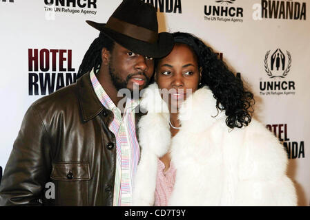 14. November 2004 - New York, New York, US - K40383RM. SPECIAL SCREENING VON.'' HOTEL RUANDA ''... CLEARVIEW BEEKMAN THEATRE, NEW YORK New York... 14.11.2004.  / 20004.WYCLEF JEAN und seiner Frau (Kredit-Bild: © Rick Mackler/Globe Photos/ZUMAPRESS.com) Stockfoto