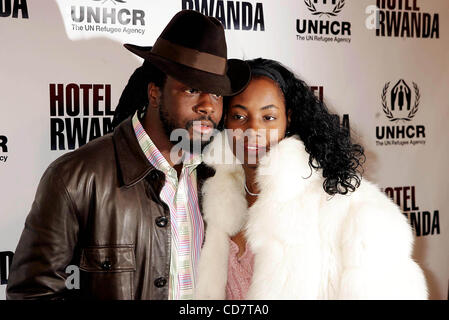 14. November 2004 - New York, New York, US - K40383RM. SPECIAL SCREENING VON.'' HOTEL RUANDA ''... CLEARVIEW BEEKMAN THEATRE, NEW YORK New York... 14.11.2004.  / 20004.WYCLEF JEAN und seiner Frau (Kredit-Bild: © Rick Mackler/Globe Photos/ZUMAPRESS.com) Stockfoto
