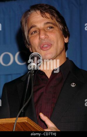 17. November 2004 - New York, New York, US - K40440JKRON. ANDREA BOCELLI unterschreibt Exemplare seiner CD ANDREA'' AT BARNES und NOBLE, NEW YORK New York 17.11.2004. (Kredit-Bild: © John Krondes/Globe Photos/ZUMAPRESS.com) Stockfoto