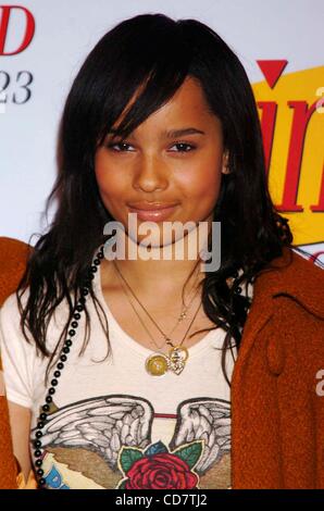 17. November 2004 - New York, New York, US - K40429JKRON. SEINFELD auf DVD-RELEASE-PARTY am ROCKEFELLER PLAZA, NEW YORK New York 17.11.2004.  / ZOE KRAVITZ(Credit Image: © John Krondes/Globe Photos/ZUMAPRESS.com) Stockfoto