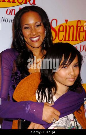 17. November 2004 - New York, New York, US - K40429JKRON. SEINFELD auf DVD-RELEASE-PARTY am ROCKEFELLER PLAZA, NEW YORK New York 17.11.2004.  / ZOE KRAVITZ(Credit Image: © John Krondes/Globe Photos/ZUMAPRESS.com) Stockfoto