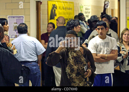 METRO Wähler warten ihrerseits in eine Linie snakin g durch die Hallen des MLK Academy Dienstag Nacht, nachdem die Eingangstür zum Wahllokal geschlossen wurde.   Tom Reel/Personal 4. März 2008. Stockfoto