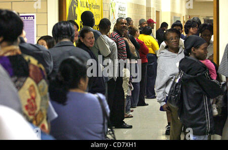 METRO Wähler warten ihrerseits in einer Linie schlängelt durch die Hallen des MLK Academy Dienstag Nacht, nachdem die Eingangstür zum Wahllokal geschlossen wurde.  Tom Reel/Personal 4. März 2008. Stockfoto