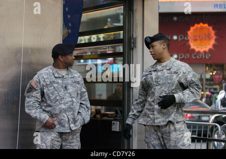 Times Square Recruitment Center öffnet während die Untersuchung weiter rund um eine Bombe-toting Radfahrer, der im Recruitment Center mit einem hausgemachten explosive frühen Mittwochmorgen angegriffen. Die Bomber wurde auf Videoband gefangen, bevor Sie in die Pedale entfernt. Die Explosion, welche rasselte Midtown Hotel Gäste, pe Stockfoto