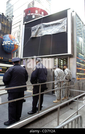 Times Square Recruitment Center öffnet während die Untersuchung weiter rund um eine Bombe-toting Radfahrer, der im Recruitment Center mit einem hausgemachten explosive frühen Mittwochmorgen angegriffen. Die Bomber wurde auf Videoband gefangen, bevor Sie in die Pedale entfernt. Die Explosion, welche rasselte Midtown Hotel Gäste, pe Stockfoto