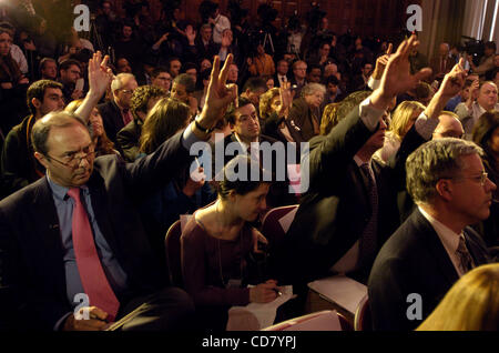 Eine gepackte Zimmer schaut zu, wie Lt. Gouverneur David Paterson in einer Pressekonferenz in der Red Room in der Hauptstadt spricht. Stockfoto