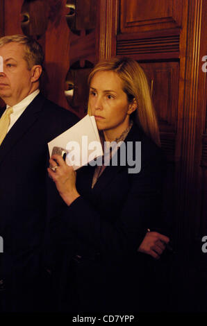 Gouverneur Eliot Spitzer Pressesprecher Christine Anderson schaut zu, wie Lt. Gouverneur David Paterson in einer Pressekonferenz in der Red Room in der Hauptstadt spricht. Stockfoto