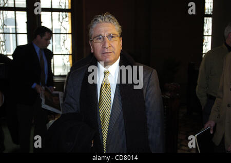 Versammlung Minorität-Führer James Tedisco kommt, um mit Lt. Gouverneur David Paterson in der Lt. Governor-Büro in der Hauptstadt zu treffen. Stockfoto