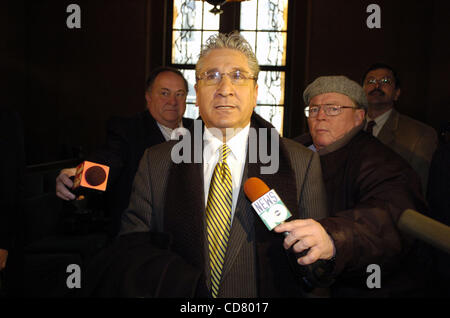 Versammlung Minorität-Führer James Tedisco kommt, um mit Lt. Gouverneur David Paterson in der Lt. Governor-Büro in der Hauptstadt zu treffen. Stockfoto