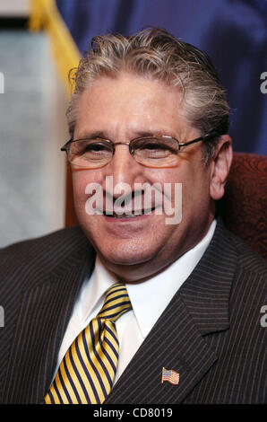 Versammlung Minorität-Führer James Tedisco schaut zu, wie er sich mit Lt. Gouverneur David Paterson in der Lt. Governor-Büro in der Hauptstadt trifft. Stockfoto