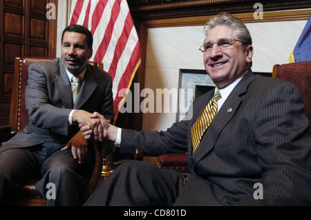 Lt. Gouverneur David Paterson (L) trifft sich mit Assembly Minority Leader James Tedisco (R) in der Lt. Governor-Büro in der Hauptstadt. Stockfoto