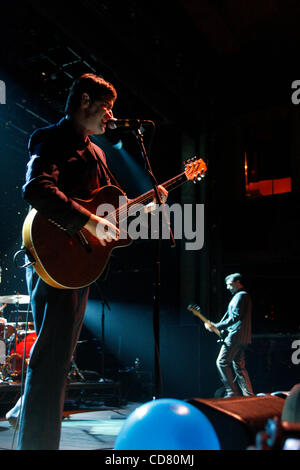 Die Bergziegen erklingt in Webster Hall am März 18,2008.  John Darnielle - Lead-Sänger, Gitarre - Vordergrund Peter Hughes - Bass Jon Wurster - Schlagzeug Stockfoto