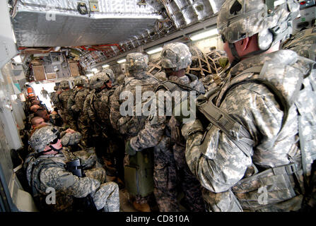 21. März 2008 - Manas Air Base, Kirgisistan - Truppen geben Sie die c-17 an Bord von ihrem Flug nach Afghanistan auf Manas Air Base. Die Soldaten sind Teil des 4th Brigade Combat Team, 506. Infanterie-Regiment, 101st Airborne Division, die nach Afghanistan für seine 15-Monats-Tour in der Oper bereitstellt Stockfoto