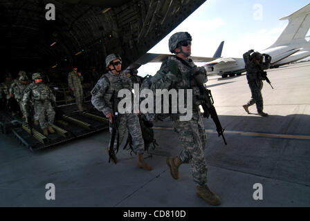 21. März 2008 - Bagram Air Field, Afghanistan - Soldaten kommen in Bagram Air Field, Afghanistan, treten aus dem Bauch des c-17, die sie von Manas, Kirgisistan auf ihrer letzten Etappe der drei-Tages-Reise aus ihrer Heimat in Fort Campbell, Kentucky gebracht. Sie kamen für ihre 15-Monats-de Stockfoto