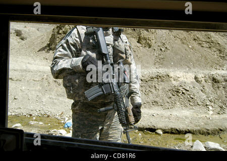 31. März 2008 - Paktya Provinz, Afghanistan - A US Soldat im Anschlag auf einer Patrouille in Ostafghanistan, gesehen durch das Seitenfenster ein Uparmored Humvee. (Kredit-Bild: © Paul Avallone/ZUMA Press) Stockfoto