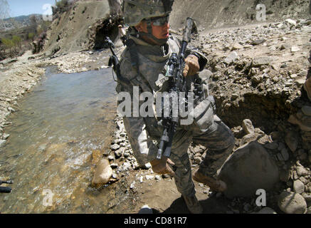 31. März 2008 - Paktya Provinz, Afghanistan - A Soldat mit C Company, 1-61-Kavallerie, 4th Brigade Combat Team, 101st Airborne Division, auf eine gemeinsame uns / afghanische patrol in einem dünn besiedelten Tal im Osten Afghanistans. (Kredit-Bild: © Paul Avallone/ZUMA Press) Stockfoto