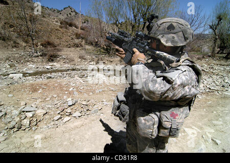 31. März 2008 - Paktya Provinz, Afghanistan - Soldat mit C Company, 1-61-Kavallerie, 4th Brigade Combat Team, 101. US-Luftlandedivision, zielt auf eine Ridgeline während eines gemeinsamen uns / afghanische patrol in einem dünn besiedelten Tal im Osten Afghanistans. (Kredit-Bild: © Paul Avallone/ZUMA Press) Stockfoto