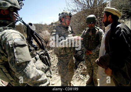 31. März 2008 - Paktya Provinz, Afghanistan - Lieutenant Kevin Bell, Zugführer, C Company, 1-61 Kavallerie, 4th Brigade Combat Team, 101. US-Luftlandedivision, trifft sich mit einem Stammesführer während eines gemeinsamen uns / afghanische patrol in einem dünn besiedelten Tal im Osten Afghanistans. (Kredit-Bild: © Paul Avallo Stockfoto