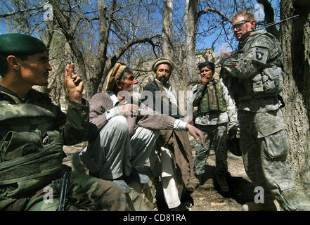 31. März 2008 - Paktya Provinz, Afghanistan - Treffen mit Stammesführern sind Lieutenant Kevin Bell, Zugführer, C Company, 1-61 Kavallerie, 4th Brigade Combat Team, 101. US-Luftlandedivision und der First Sergeant (ganz links) von der ANA-Kader begleitenden Bells platoon auf eine gemeinsame uns / afghanische patrol ich Stockfoto