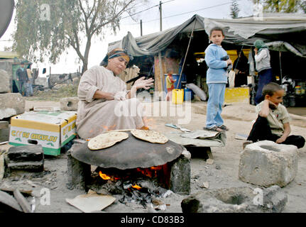 20. April 2008 - Gaza-Stadt, bereitet Gaza-Streifen - Umm Amin Brot, Akram Abo Chaoich erste Frau. Akram Abo Chaoich in Gaza-Stadt, verheiratet mit zwei Frauen in Armut lebt und hat 12 Kinder Leben in einem Zelt, bestehend aus 3 Zimmern, einer Küche, Wohnzimmer und ein Schlafzimmer und ist auch die Erhöhung seines Bruders " Stockfoto