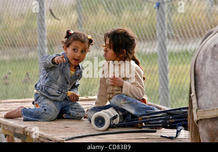 20. April 2008 - Gaza-Stadt, Gaza-Streifen - Töchter teilen ein mageres Stück Brot zum Abendessen. Akram Abo Chaoich in Gaza-Stadt, verheiratet mit zwei Frauen in Armut lebt und hat 12 Kinder Leben in einem Zelt, bestehend aus 3 Zimmern, einer Küche, Wohnzimmer und ein Schlafzimmer und ist auch die Erhöhung seines Bruders tw Stockfoto