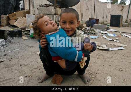 20. April 2008 - Gaza-Stadt, Gaza-Streifen - Kinder spielen im Dreck. Akram Abo Chaoich in Gaza-Stadt, verheiratet mit zwei Frauen in Armut lebt und hat 12 Kinder Leben in einem Zelt, bestehend aus 3 Zimmern, einer Küche, Wohnzimmer und ein Schlafzimmer und ist auch sein Bruder zwei Kinder aufzuziehen. Abo, baute die Stockfoto