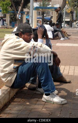 21. April 2008 - Tel Aviv, Israel - afrikanische Flüchtlinge vor kurzem kam aus Äthiopien, Elfenbeinküste, Eritrea, Sudan und anderswo durch Ägypten warten auf Nachricht von ihren Arbeits- und Aufenthaltserlaubnis Visum Applicatiosn in Lavinsky Park in der Nähe von Tel Aviv, Israel, Busbahnhof. Mehr als 2.500 Afrikaner haben überschritten Stockfoto