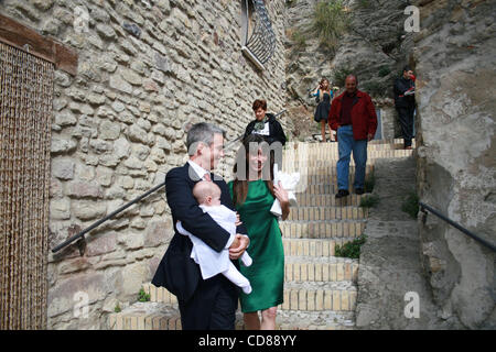 4. Oktober 2008 - Roccascalegna, Chieti, Italien - Schauspieler DERMOT MULRONEY mit neuen italienischen partner THARITA CESARONI und baby MABEL RAY für die Taufe in die Kirche gehen.  (Kredit-Bild: © Luciano Borsari/ZUMA Press) Stockfoto