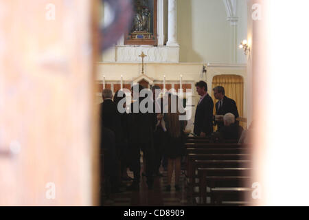 4. Oktober 2008 - Roccascalegna, Chieti, Italien - Schauspieler DERMOT MULRONEY mit neuen italienischen partner THARITA CESARONI und baby MABEL RAY in der Kirche San Pietro für die Taufe.  (Kredit-Bild: © Luciano Borsari/ZUMA Press) Stockfoto