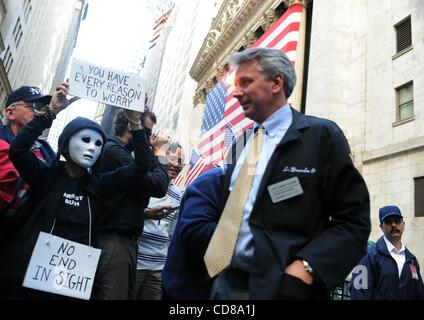 10. Oktober 2008 hält - Manhattan, New York, USA - Laurie Arbeiter von Brooklyn ein stiller Protest während Händler, der New York Stock Exchange als der Dow Jones verlassen um 128 Punkte, 8,451.19, schließt nach einer Achterbahn-Sitzung beenden die schlimmste Woche an der Wall Street.  (Kredit-Bild: © Bryan S Stockfoto