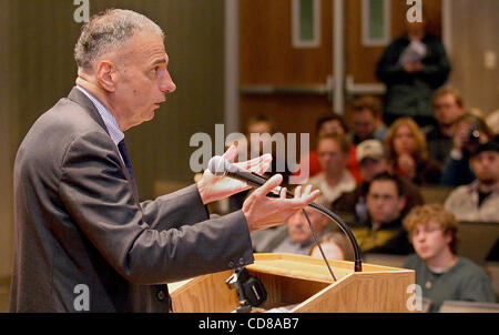 11. Oktober 2008 spricht - Fargo, North Dakota, USA - unabhängigen Präsidentschaftskandidaten RALPH NADER zu einer Versammlung in der Jahrhundert-Theater an der North Dakota State University während eines Kampagne Stop Samstag in Fargo.  Nader ist auf dem Stimmzettel in North Dakota - eines der 45 Staaten wo er Wahlgang gewonnen hat eine Stockfoto
