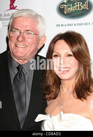 11. Oktober 2008 - Los Angeles, Kalifornien, USA - TV Talkshow Persönlichkeit PHIL DONAHUE und Frau Co-Moderator MARLA THOMAS am Start-und Landebahn für Leben nutzen Beihilfe St. Jude Children Research Hospital, präsentiert von "Tinker Bell" auf DVD und BLU-RAY im Beverly Hilton Hotel in Beverly Hills statt. (Cred Stockfoto