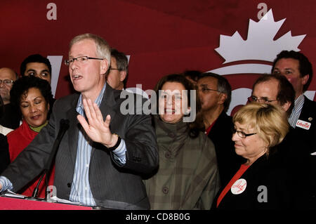 13. Oktober 2008 statt - Vancouver, British Columbia, Kanada - Führer der Liberalen STEPHANE DION Adressen gebrannte-Up Anhänger bei einer Last-Minute-Kundgebung am Vorabend der Bundestagswahl in einem Hotel Vancouver-Bereich. Kampagne für Kanadas nationale Wahl endet Montagabend in British Columbia eine enge, u in Stockfoto