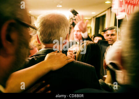 13. Oktober 2008 - Vancouver, British Columbia, Kanada - Bundesrepublik Liberalen Führer STEPHANE DION findet sich in der Mitte eines Medien-Zirkus nach seiner Partei vor den Wahlen Abschlusskundgebung nur wenige Stunden vor Kanada zu den Urnen Dienstag Morgen dauert. Kampagne für Kanadas nationale Wahl endet Mond Stockfoto