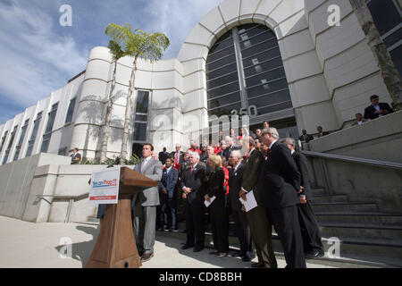 Kaliforniens Gouverneur Arnold Schwarzenegger und New Yorks Bürgermeister Michael Bloomberg gemeinsam mit anderen Unterstützern von Prop. 11 auf einer Pressekonferenz 15. Oktober 2008, in Los Angeles, eindringlich Kalifornier, Sacramento zum besseren zu verändern und das Land führen von Prop ja abstimmen. 11 – Neueinteilung re Stockfoto