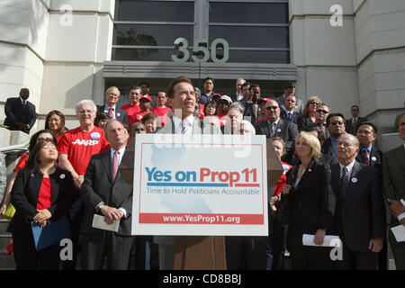 Kaliforniens Gouverneur Arnold Schwarzenegger und New Yorks Bürgermeister Michael Bloomberg gemeinsam mit anderen Unterstützern von Prop. 11 auf einer Pressekonferenz 15. Oktober 2008, in Los Angeles, eindringlich Kalifornier, Sacramento zum besseren zu verändern und das Land führen von Prop ja abstimmen. 11 – Neueinteilung re Stockfoto