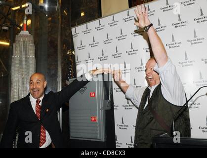 20. Oktober 2008 Vorsitz eine "symbolische" Beleuchtung des Empire State Building Kick-off der Food Bank für New York Citys "Gehen Orange!"-Kampagne, um Mittel und das Bewusstsein für Hunger Relief auf dem Empire State Building - Manhattan, New York, USA - MARIO BATALI und STANLEY TUCCI.  (Kredit-Bild: © Stockfoto