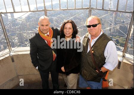 20. Oktober 2008 - Manhattan, New York, USA - MARIO BATALI und STANLEY TUCCI, mit Dr. LUCY CABRERA Vorsitz eine "symbolische" Beleuchtung des Empire State Building Kick-off der Food Bank für New York Citys "Gehen Orange!"-Kampagne, um Mittel und das Bewusstsein für Hunger Relief an der Empire State bauen Stockfoto