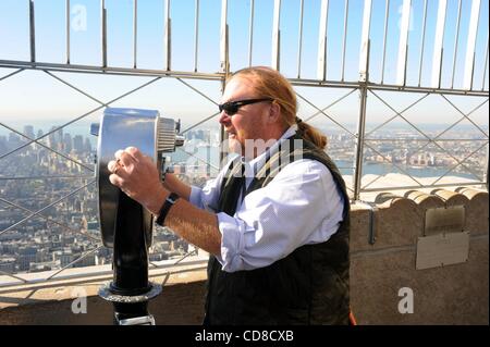 20. Oktober 2008 Vorsitz eine "symbolische" Beleuchtung des Empire State Building Kick-off der Food Bank für New York Citys "Gehen Orange!"-Kampagne, um Mittel und das Bewusstsein für Hunger Relief auf dem Empire State Building - Manhattan, New York, USA - MARIO BATALI und STANLEY TUCCI.  (Kredit-Bild: © Stockfoto