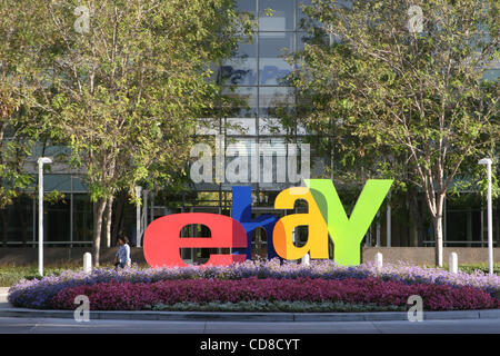 20. Oktober 2008 - Silicon Valley, Kalifornien, USA - Hauptsitz von PayPal diese eBay Inc. Anlage (eBay Park North) auf 2211 Norden First Street in San Jose, Kalifornien, im Herzen des Silicon Valley befindet sich in.  Bilder zeigen Zeichen, Logos, Grundstück, Gebäude und Menschen bei PayPal headquarte Stockfoto