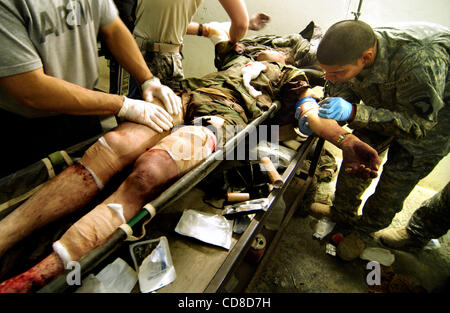 Behandeln Sie 22. Oktober 2008 - Paktya-Provinz, Afghanistan - Sanitäter der Verpflegungsstelle Combat Outpost Wildnis, Paktya Provinz, Ostafghanistan, vier verwundete Soldaten der afghanischen Nationalarmee. Die vier wurden verwundet und acht wurden getötet (eines verwundeten würde später sterben bei chirurgischen Kampf Stockfoto