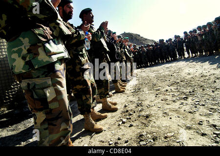 24. Oktober 2008 - Paktya, Afghanastan - The Afghan National Army, ANA, 203. Korps und Brigade-Kommandeure beten mit ihren Truppen in Combat Outpost Wilderness, zwei Tage nachdem das Bataillon neun seiner Soldaten, KIA, verloren auf einen Beschuss Vorfall mit USA. Khaliq und US-Armee Offiziere kamen zu Wilder Stockfoto