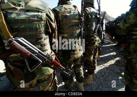 24. Oktober 2008 - Paktya, Afghanastan - afghanische Soldaten in Combat Outpost Wilderness anhören afghanische und amerikanische Offiziere, die zum Außenposten zwei Tage kam nach das Bataillon neun seiner Soldaten, KIA, ein freundliches Feuer verloren Vorfall mit US-Truppen. Kommandant der afghanischen Nationalarmee, ANA, Majo Stockfoto