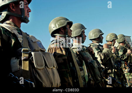 24. Oktober 2008 - Paktya, Afghanastan - afghanische Soldaten in Combat Outpost Wilderness anhören afghanische und amerikanische Offiziere, die zum Außenposten zwei Tage kam nach das Bataillon neun seiner Soldaten, KIA, ein freundliches Feuer verloren Vorfall mit US-Truppen. Kommandant der afghanischen Nationalarmee, ANA, Majo Stockfoto