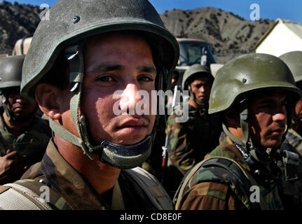 24. Oktober 2008 - Paktya, Afghanastan - afghanische Soldaten in Combat Outpost Wilderness anhören afghanische und amerikanische Offiziere, die zum Außenposten zwei Tage kam nach das Bataillon neun seiner Soldaten, KIA, ein freundliches Feuer verloren Vorfall mit US-Truppen. Kommandant der afghanischen Nationalarmee, ANA, Majo Stockfoto